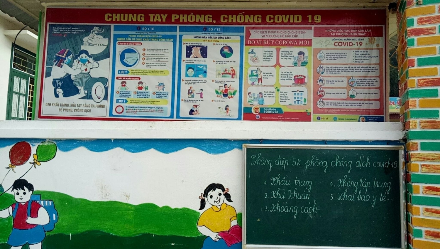 cổng trường và thông điệp