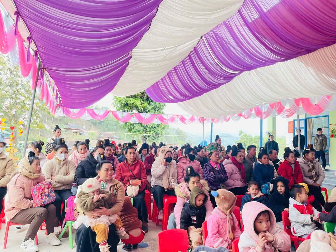 TRƯỜNG MN SỐ 1 XÃ PÁ KHOANG TỔ CHỨC THÀNH CÔNG CHƯƠNG TRÌNH BÀN GIAO CÔNG TRÌNH NÂNG CẤP SỬA CHỮA LỚP HỌC VÀ CHƯƠNG TRÌNH TUYÊN TRUYỀN, TƯ VẤN CHĂM SÓC SỨC KHOẺ TẠI ĐIỂM TRƯỜNG ĐÔNG MỆT